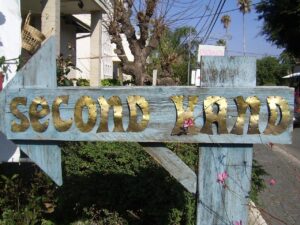 image of wooden sign with words "Second Hand"